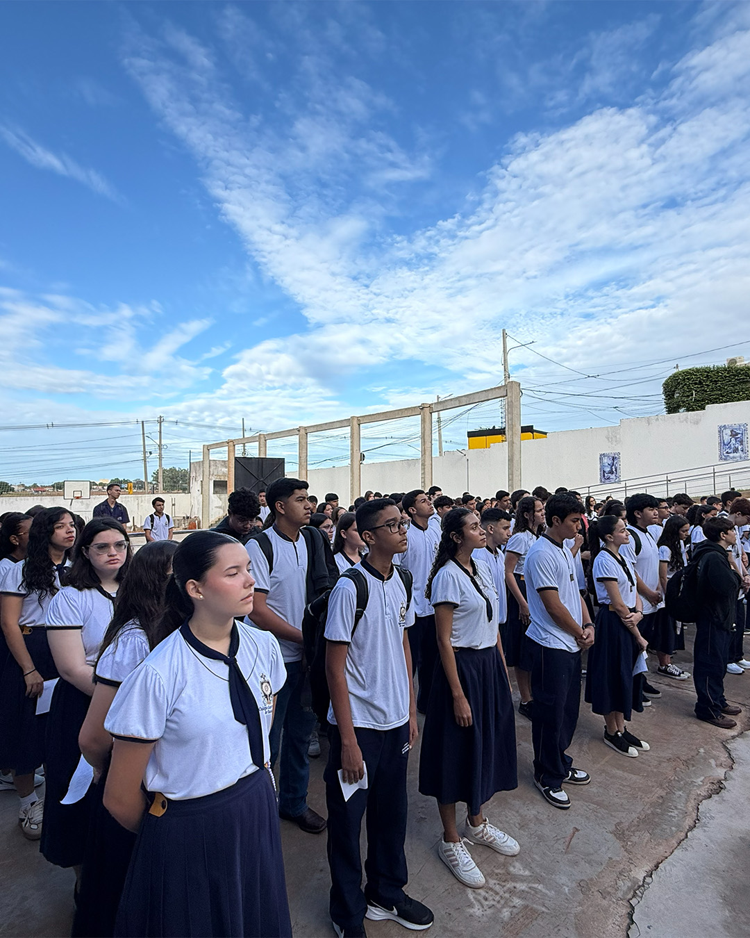 Alunos em momento de oração