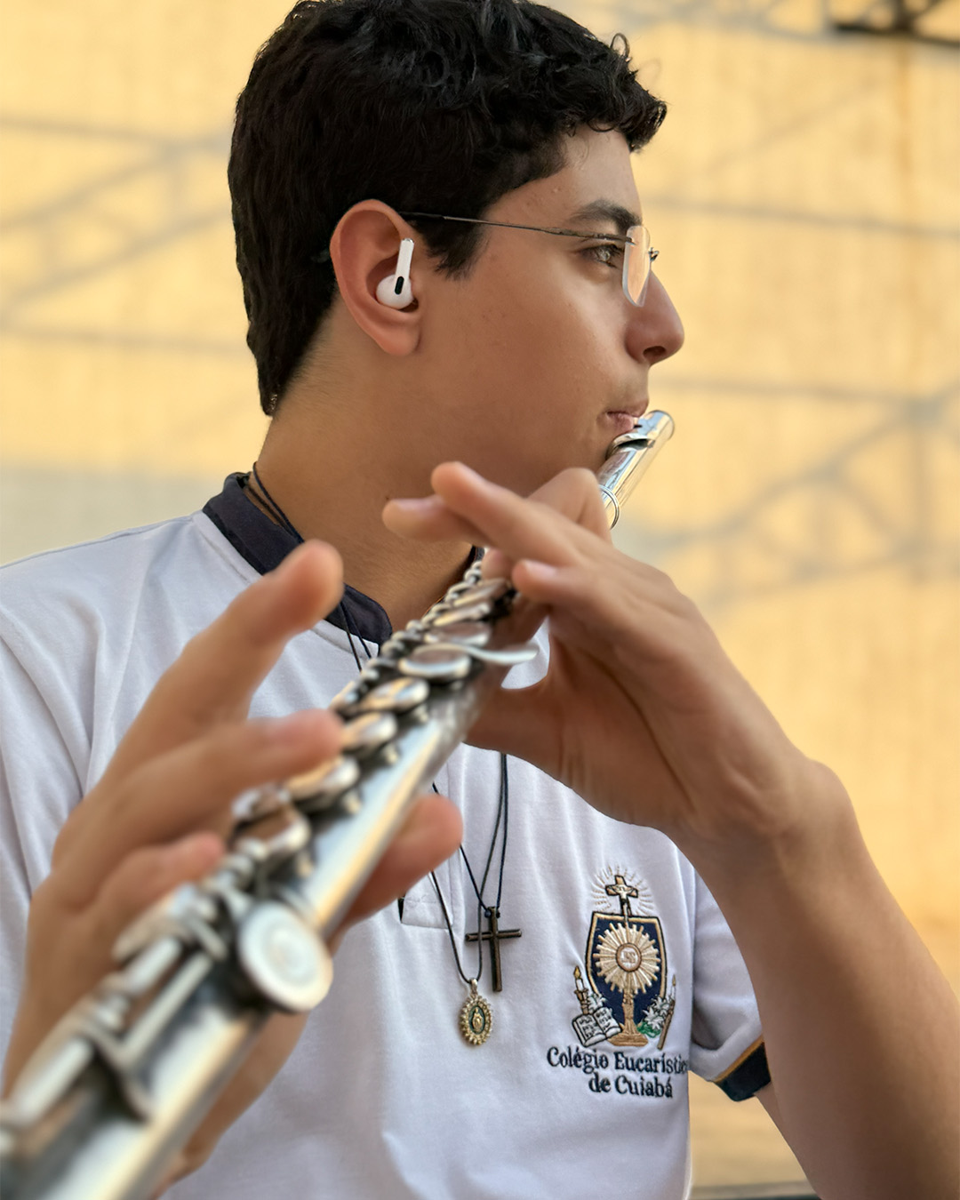 Aluno tocando flauta