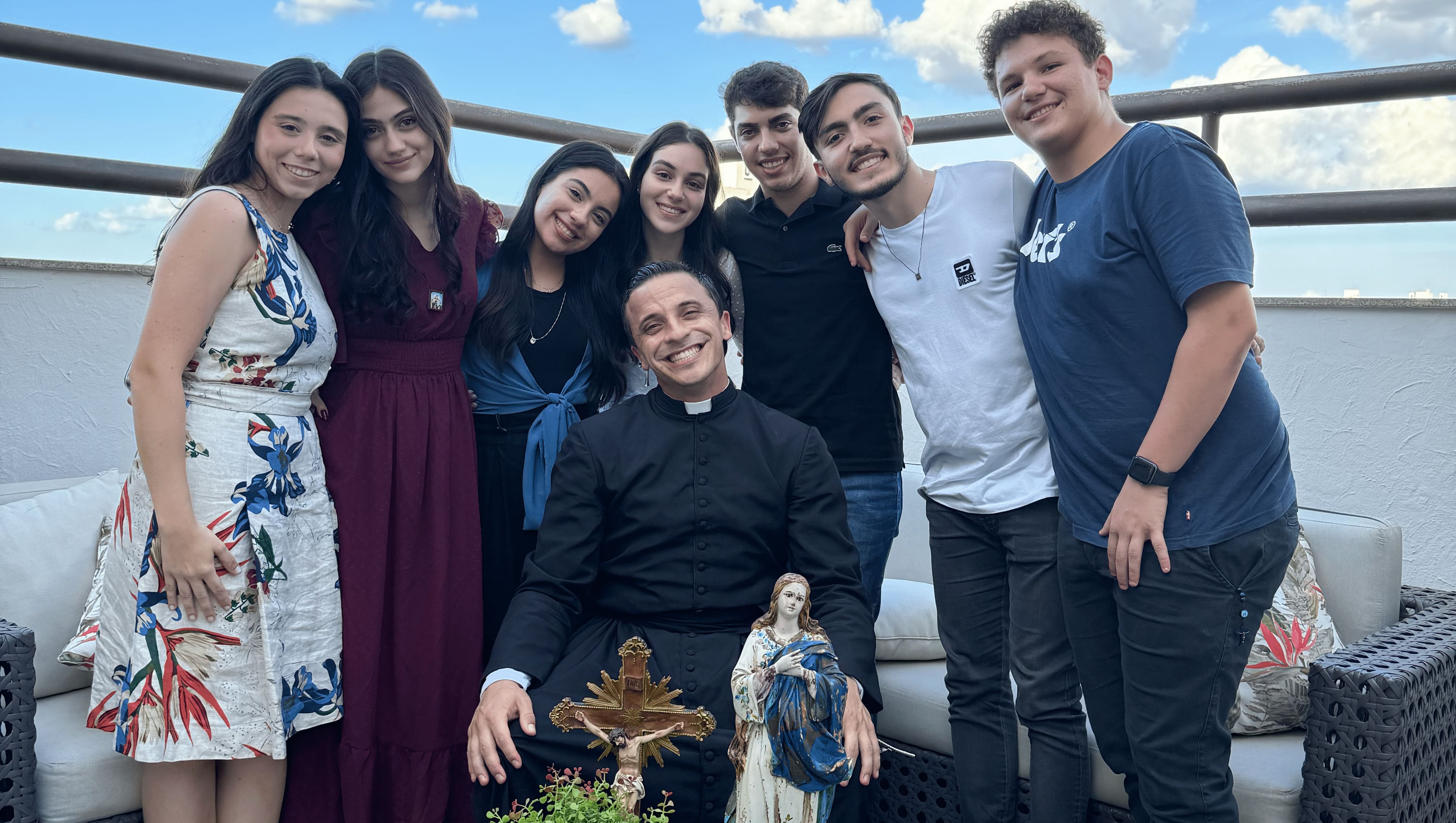 Padre Tony com jovens.